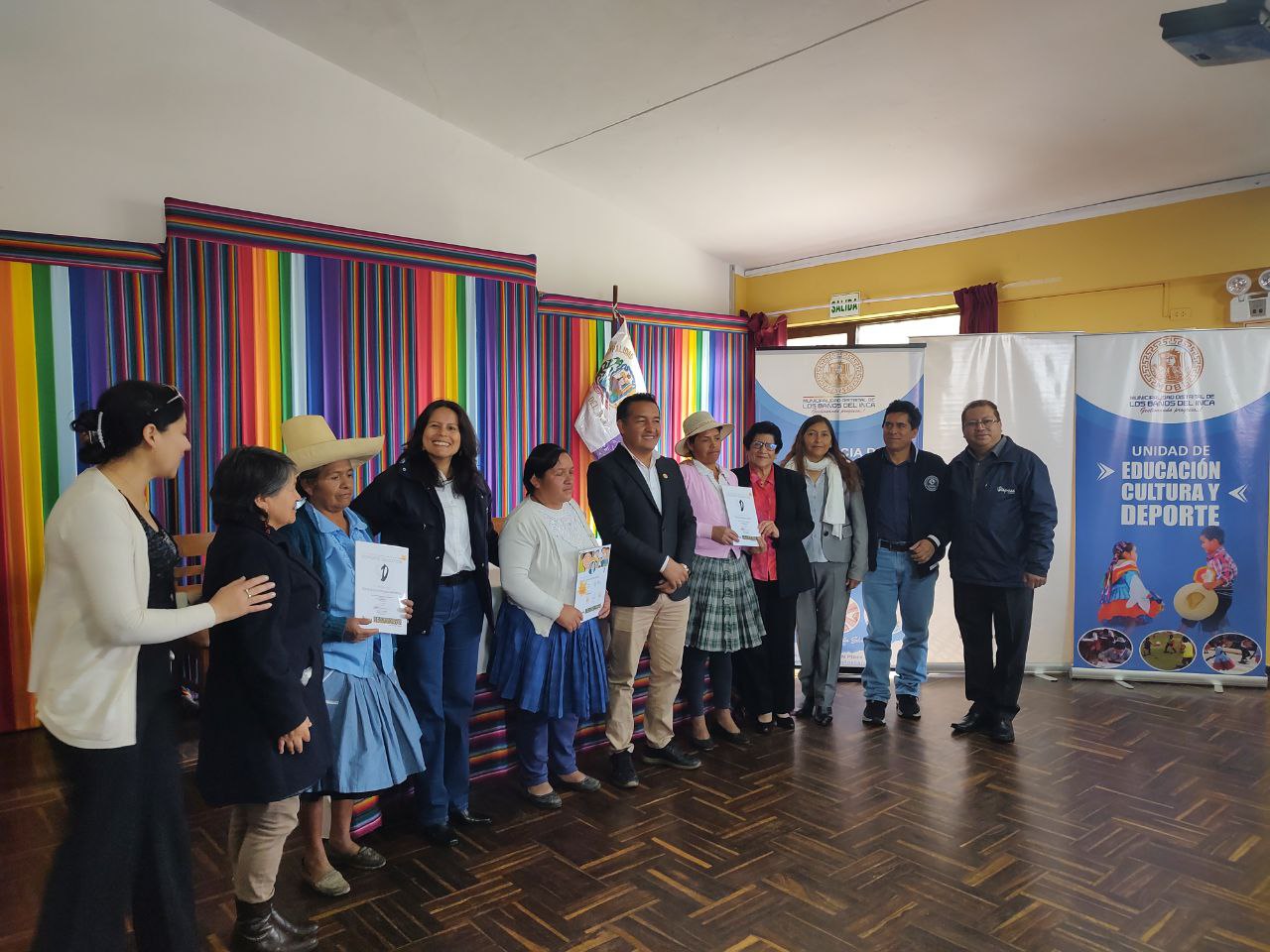 La Escuela Comunitaria de Los Baños del Inca recibe reconocimiento de la UGEL Cajamarca